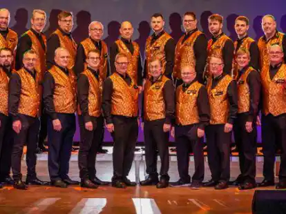 Das B&uuml;hnenaufbaukommando arbeitet mit gro&szlig;er Begeisterung und wird auch im 51. Jahr seines Bestehens die Sporthalle wieder in eine Festhalle verwandeln.