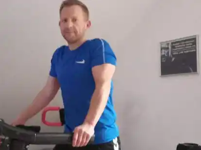 Der Sport als Ausgleich: Sebastian Zwiener ist nicht nur politisch aktiv, sondern auch beim TV Hude. W&auml;hrend der Corona-Zeit verlegte er sein Fitnessstudio ins G&auml;stezimmer.