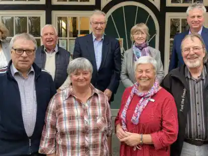 Eine fast vollst&auml;ndige Wachabl&ouml;sung gab es beim Seniorenbeirat der Samtgemeinde Harpstedt: Fachbereichsleiterin Edda Masemann (hinten, von links) mit dem alten Vorstand um G&uuml;nter Rohlfs, Heinfried Sander und Erika Hormann sowie Samtgemeindeb&uuml;rgermeister Herwig W&ouml;bse und die neue Seniorenbeiratsvorsitzende Gaby Otto (vorn, 3. von links) mit ihren Stellvertretern Hans-J&uuml;rgen Wachendorf (von links), Gudrun Stark und Horst Swaczina.