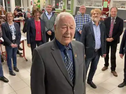 Bei der Ehrung im Bockhorner Rat: vorne Diedel Loers, hinten (von links) Horst Hoffschnieder, Heinke Sieckmann, Christa Hoppenheit, Harald Duttke, Johann Helmerichs, Olaf Nack, Thorsten Krettek und vom Nieders&auml;chsischen St&auml;dte- und Gemeindebund Bj&ouml;rn M&uuml;hlena