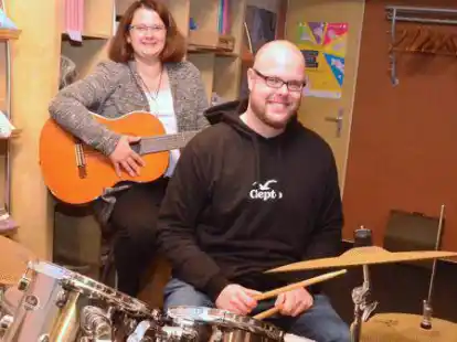 Rollentausch in der Musikschule in Berne: Gr&uuml;nderin Nadine Steenken &uuml;bergibt das Zepter am 1. November an Hendrik Meinardus. Sie bleibt der Schule im Ortskern aber in anderer Rolle treu.