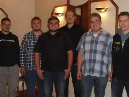 Jung und aktiv bei den Treckerfreunden W&ouml;schenland (von links): Lennart Bruns, Jannes &Ouml;tken, Hannes Punke, Philipp L&uuml;cken, Henrik &Ouml;tken und Tom Jan&szlig;en.