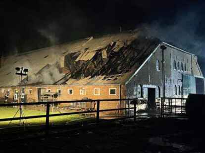 In der vergangenen Woche wurde die Scheune des Bismarkshof in Wirdum in der Nacht auf Freitag durch ein Feuer zur H&auml;lfte zerst&ouml;rt.