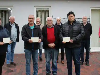 Nicole Schmidt (vorne, von links), Holger Dwehus, G&uuml;nther Schm&ouml;kel und Kerstin Bolte freuten sich, die Spenden f&uuml;r die drei Elsflether Musikz&uuml;ge von den Vertretern der Parteien Wolfgang Nie&szlig; (hinten, von links), Thorsten B&ouml;ner, Horst Kortlang, Wilfried Th&uuml;mler und Brigitte Fuchs, die als einzige B&uuml;rgermeisterkanidatin antrat, entgegen zunehmen.