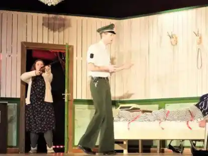 Das neue St&uuml;ck der Plattd&uuml;&uuml;tschen &ndash; hier Melissa Hattermann, Bastian Sieghold und Adrian B&uuml;sing &ndash; ist nichts f&uuml;r schwache Nerven.