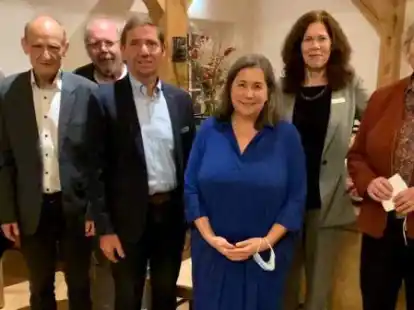 Pr&auml;sentierten die &bdquo;Regionale Anthologie&ldquo;: (von links)  Andrea Naber, Reinhard Rakow, Alfred B&uuml;ngen, Dieter Kohlmann, Helga B&uuml;rster, Karin Pieper und Karin Logemann.