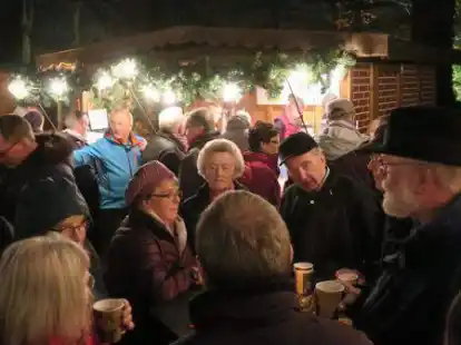 Dichtes Gedr&auml;nge an den Gl&uuml;hweinst&auml;nden und in den Budengassen: Der Neuenburger Weihnachtsmarkt soll auch dieses Jahr ohne Maske und Abstand stattfinden &ndash; allerdings mit 2G-Regel.