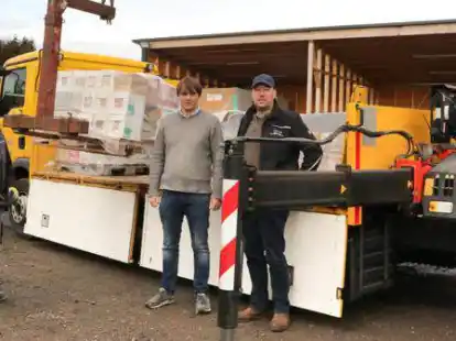 Jan-Hendrik H&uuml;ppe (Mitte) und Karsten Korpis (rechts) organisieren einen weiteren Hilfskonvoi ins Ahrtal. Detlef Snakker unterst&uuml;tzt mit Baumaterialien.