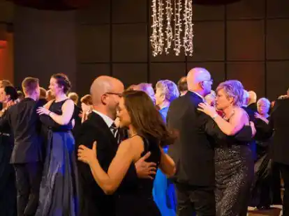 So soll es wieder sein: Wie hier auf einem vorherigen Winterball soll auch beim Adventsball ausgiebig getanzt werden.