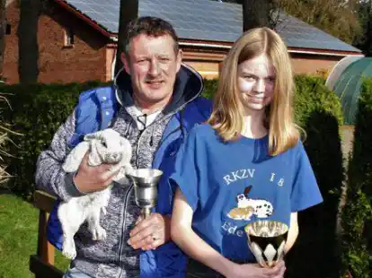 Erfolgreich: Frank Specht (links) wurde Vereinsmeister und erhielt auch den Ehrenpreis f&uuml;r den besten Rammler. Alena Haaken (rechts) wurde Jugendmeisterin und stellte auch insgesamt das beste Tier bei der Tischbewertung.