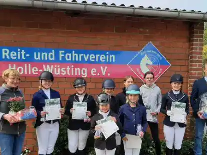 Stolz &uuml;ber die bestandenen Pr&uuml;fungen: Beim Reit- und Fahrverein Holle-W&uuml;sting sind jetzt junge Reittalente ausgezeichnet worden.