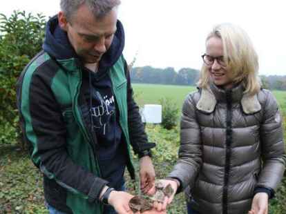 Expedition Erdreich: Frank Pelk und Dr. Lina von Fricken haben nun die Teebeutel wieder ausgegraben, die im Juli f&uuml;r ein Citizen-Sciene-Projekt vergraben worden waren.