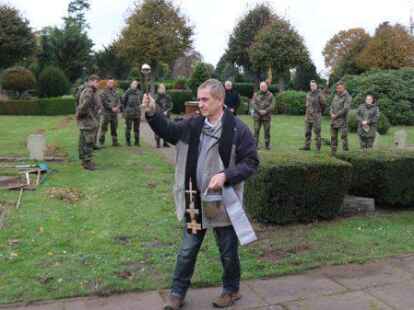 Milit&auml;rpfarrer Martin Roth hielt eine kurze Andacht mit den Soldatinnen und Soldaten vor den Kriegsgr&auml;bern auf dem Wildeshauser Friedhof.