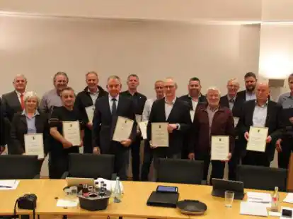 B&uuml;rgermeister Thomas H&ouml;ffmann (links) ehrte langj&auml;hrige und ausscheidende Ratsmitglieder.