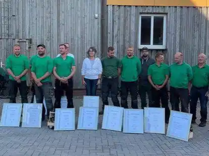 Thomas Sturm (von rechts) von der Kreishandwerkerschaft und Gesch&auml;ftsf&uuml;hrer Jens Uwe Thorm&auml;hlen gratulierten den langj&auml;hrigen Mitarbeitern.