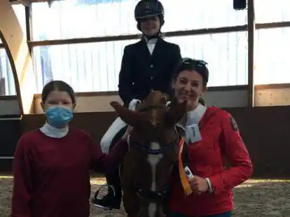 Sturmvogel Merle Beuge und ihre Ponystute &bdquo;Belly&ldquo; k&ouml;nnen eine goldene Schleife bei ihrer ersten Turnierteilnahme erreiten. Jugendwartin und Ponytrainerin Anna Ziemer und ihre Reitstundenfreundin Rika Heidenreich freuen sich mit ihr.