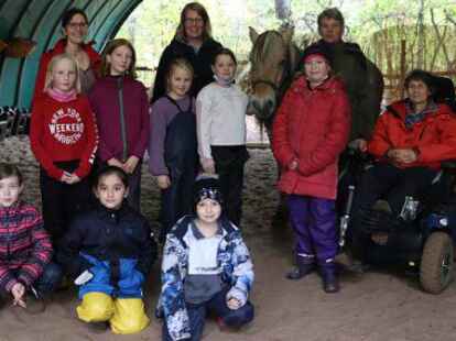 Diese acht M&auml;dchen trainierten Selbstbehauptung: An der Organisation und Durchf&uuml;hrung beteiligten sich (hinten von rechts) Ebba Ache, Brigitte Malcharczyk und Sylvia Bilin. Gleichstellungsbeauftragte Angela Jenkner informierte sich vor Ort.
