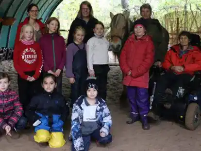 Diese acht M&auml;dchen trainierten Selbstbehauptung: An der Organisation und Durchf&uuml;hrung beteiligten sich (hinten von rechts) Ebba Ache, Brigitte Malcharczyk und Sylvia Bilin. Gleichstellungsbeauftragte Angela Jenkner informierte sich vor Ort.