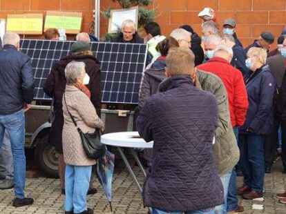 Das Interesse am Stromerzeugen daheim ist ungebrochen: Das Balkonkraftwerk-Mobil war auch vor dem BBM-Markt wieder dicht umlagert. (GKG)