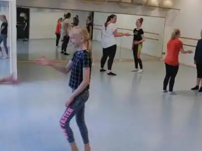 Eine von etlichen Abteilungen im TuS Sande sind die Videoclip-Dancer, hier bei einer Trainingseinheit im Gymnastikraum der Halle an der Berliner Stra&szlig;e.