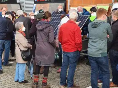 War die ganze Zeit &uuml;ber stark umlagert: Das Balkonkraftwerk-Mobil der Solargruppe der Gemeinschaft Klimaschutz Ganderkesee (GKG) stand k&uuml;rzlich vor dem BBM-Baumarkt in Ganderkesee.