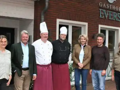 Zu Beginn der diesj&auml;hrigen Jagdsaison traf sich das Wildkochbuch-Team im Gasthof Evers in L&uuml;sche: Veronika Evers (Gasthof Evers, von links), J&ouml;rg Wolters (J&auml;gerschaft Cloppenburg), Dieter Evers, Thorsten Grothues (beide Gasthof Evers), Martina B&ouml;ckermann (J&auml;gerschaft Vechta), Robert B&uuml;cker (Weinhaus B&uuml;cker), Anetta Homann (J&auml;gerschaft Vechta)