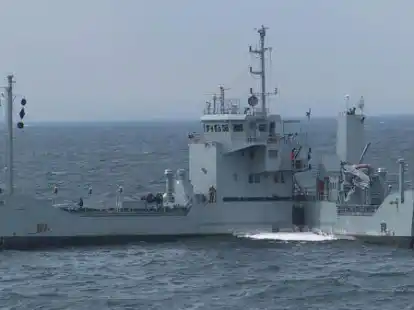 Gro&szlig;e Klappe: das &Ouml;lbek&auml;mpfungsschiff &bdquo;Eversand&ldquo; im Einsatz.