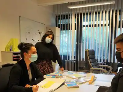 Suchen und finden eine &bdquo;passgenaue Besetzung&ldquo;: Carmen Krause (von links) von der Kreishandwerkerschaft, Ceren Parlak  (CSW) und  Sch&uuml;ler Jimmy Holstein