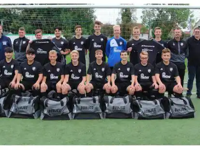 Die B-Junioren der JSG Wesermarsch-S&uuml;d pr&auml;sentieren stolz ihre neue Ausstattung.