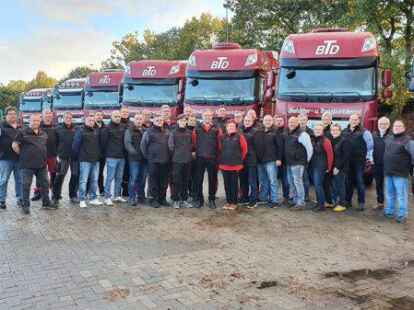 Karl-Heinz Alzog und Ehefrau Linda  (Mitte) mit einem Teil des insgesamt 45-k&ouml;pfigen Teams von BTD.