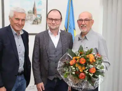 Wechsel: B&uuml;rgermeister Thomas H&ouml;ffmann (Mitte) bedankte sich bei Peter Krichbaum (rechts) und begr&uuml;&szlig;te Eugen Gehlenborg.