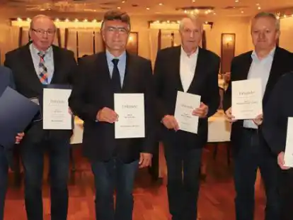 F&uuml;r eine langj&auml;hrige T&auml;tigkeit im Rat der Gemeinde B&ouml;sel wurden Hermann Block (von links), Ludger Beeken, Bernd Roder, Heinz M&uuml;ller, Heiko Thoben und Thomas Preuth geehrt.