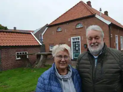 Seit 25 Jahren gibt es den Kunsthandwerkermarkt  in der alten Schule &bdquo;Haus Brakhuis&ldquo;.  Vize-B&uuml;rgermeister Holm Eggers und Organisatorin Karin Schwarz blicken zur&uuml;ck.