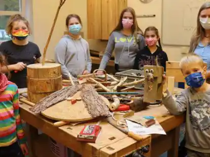 In der Holzwerkstatt: Die Kinder gestalteten mit Heike Agresti (rechts) unter anderem Tiere aus Holz.