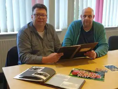 Sie interessieren sich sehr f&uuml;r die Geschichte der Wehr und st&ouml;bern gern in historischen Unterlagen: Ortsbrandmeister Manfred Delger (links) und sein Stellvertreter Ralf Hasselder mit dem Protokollbuch.