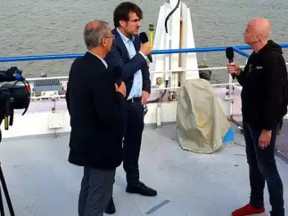 Der F&auml;hrtalk geh&ouml;rt zum festen Programm von Radio Weser.TV Nordenham. Das Format wird auch bei YouTube ausgestrahlt. Moderator Torsten Folge (rechts) interviewte vor der B&uuml;rgermeister-Stichwahl die Kandidaten Raoul Krippner (links) und Nils Siemen.