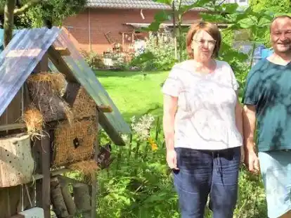 Gunda Fischer-Oppitz und Klaus Oppitz mit ihrem in Eigenarbeit angefertigten Insektenhotel