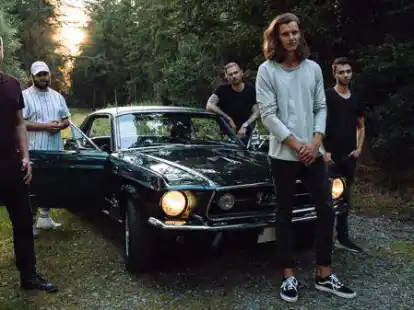 Stehen kurz vor der Pr&auml;sentation ihres ersten Albums: Christopher Maa&szlig; (von links), Marne B&uuml;ch, Lars Riedel, Lukas Meyer und Martin Schiwy von Maelf&oslash;y.