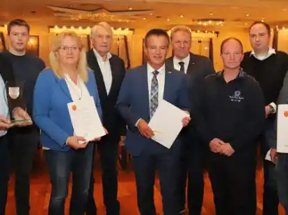 Die ausgeschiedenen Ratsmitglieder mit B&uuml;rgermeister Hermann Block (Mitte): Heiko Thoben (von links), Stefan Schnieder, Andrea Schl&ouml;mer, Heinz M&uuml;ller, Hubert B&uuml;nger, Thomas Preuth, Ralf Elberfeld und Peter M&ouml;hlmann