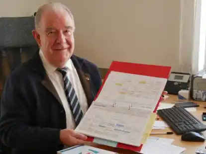In einer roten Ringmappe verwahrt B&uuml;rgermeister Klaus R&uuml;besamen die &ndash; meistens vollen &ndash; Terminkalender seit seinem Amtsantritt im November  2014.