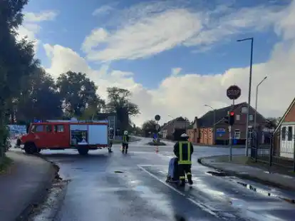 Eine &Ouml;lspur beseitigten die Feuerwehren Gro&szlig;efehn-Zentrum und Spetzerfehn in Ostgro&szlig;efehn.