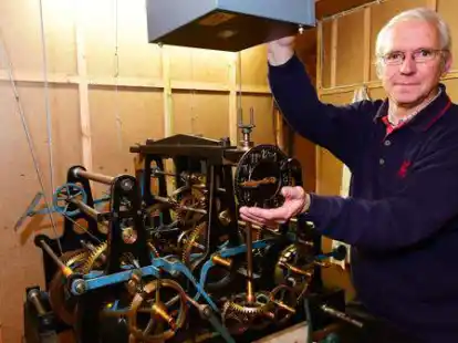 Im Turm der Kirche St. Cyprian und Cornelius zeigt Hausmeister Gerald Helmbold das alte, mechanische Uhrwerk. Dar&uuml;ber sitzt in einem Kasten die neue Digitalsteuerung.