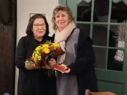 Der neu gew&auml;hlten Vorsitzenden und Ratsfrau Ursula Frost (links) gratulierte Gunda van Meggelen mit einem Blumenstrau&szlig;.