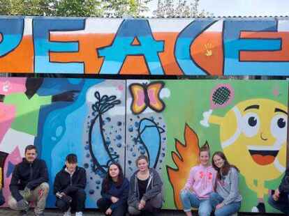 Geschafft: Workshop-Teilnehmer und -Organisatoren vor dem neuen Bild im Hof des B&uuml;rgervereins.