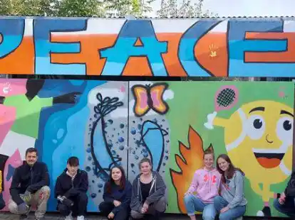 Geschafft: Workshop-Teilnehmer und -Organisatoren vor dem neuen Bild im Hof des B&uuml;rgervereins.