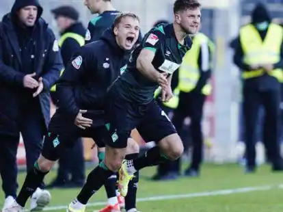 Bremens Torsch&uuml;tze Niclas F&uuml;llkrug (r) jubelt &uuml;ber das Tor zum 2:2.