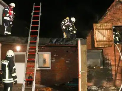 Von den M&uuml;lltonnen aus fra&szlig; sich das Feuer hoch in den Dachstuhl des ehemaligen Klinkerstallgeb&auml;udes und unter das Holzdach der Terrasse, das an das Wohnhaus grenzt.