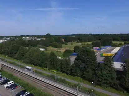 Entwicklungsfl&auml;che: Zwischen Bahn und Pophankenweg wird in absehbarer Zeit gebaut. Am rechten Bildrand ist das ehemalige Lager von Edeka zu sehen.