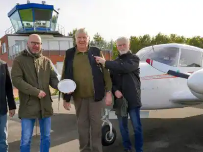 Verleihung des Wanderpreises &bdquo;Kavalier der L&uuml;fte&rdquo; auf dem Flugplatz in Diepholz (von links):  Norbert Lautner, Harald Rossol, Rainer Pfeil und Horst R&uuml;diger.