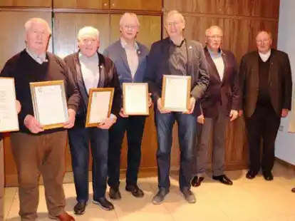 Nach den Ehrungen (von links): Willi Schlagen, Werner Fuhler, Gerd Laing, Bernhard Schrand, Gerd Dr&ouml;ge, Vorsitzender Heinz Reiners, Pr&auml;ses Ulrich Bahlmann und Dirigent Carlos Reigadas Bild: Verein